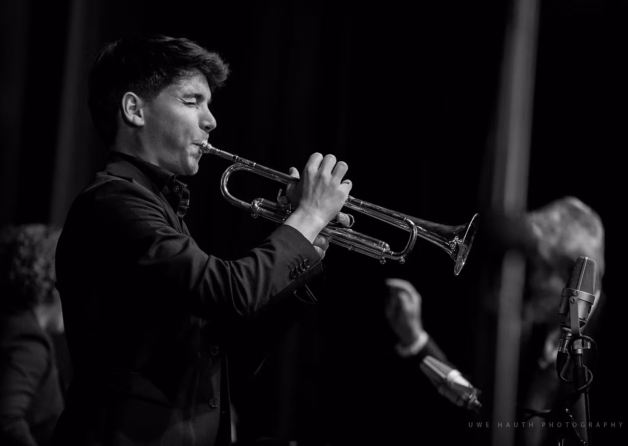 Gabriel Rosenbach performing live